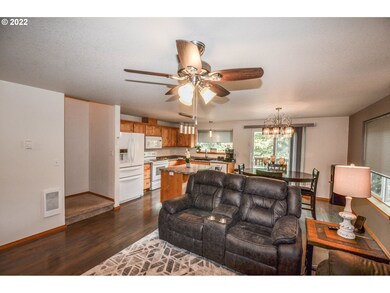 426 S Corinne Dr, Newberg, OR 97132 - photo 4