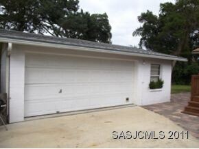 Detached 2 1/2 Car Garage