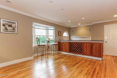 009-Kitchen-1041756-mls