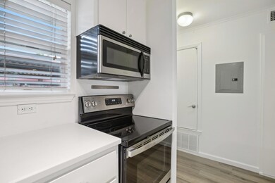 Kitchen with appliances with stainless steel fini