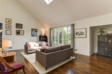 005_Living Room