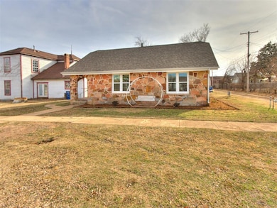 View of front of property featuring a front yard