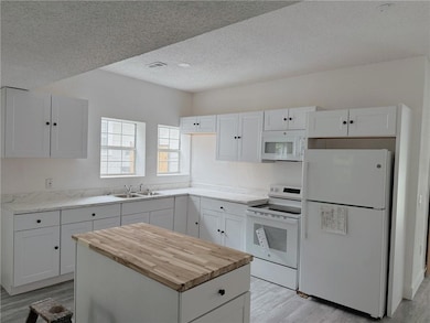 611 W 3rd St, Coffeyville, KS 67337 - photo 3