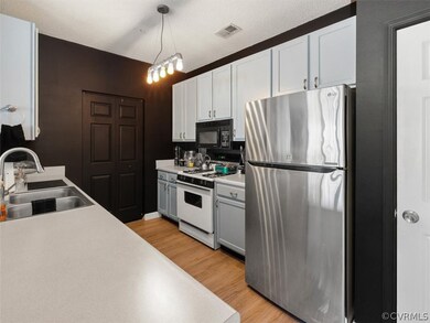 The kitchen offers gas cooking, pantry, and barsto