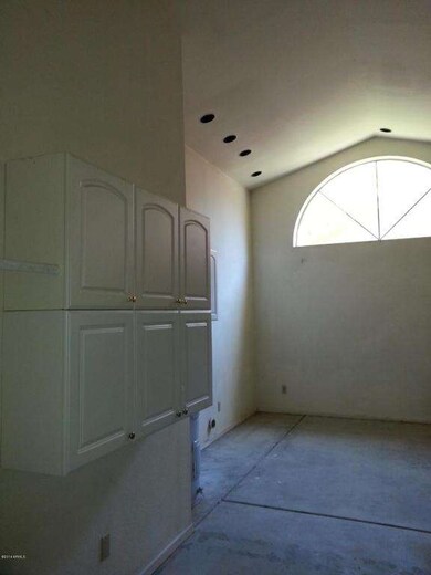VAULTED CLNG.STORAGE CABS.IN GARAGE
