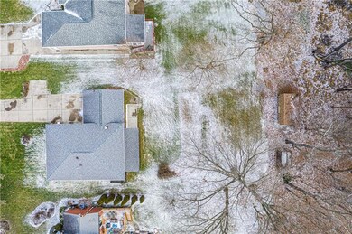 Large level driveway for plenty of parking. 2 leve