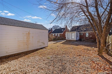 View of yard featuring an outdoor structure