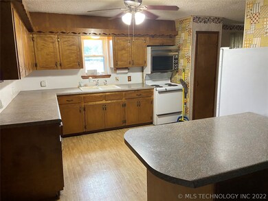 Large Kitchen with Breakfast bar