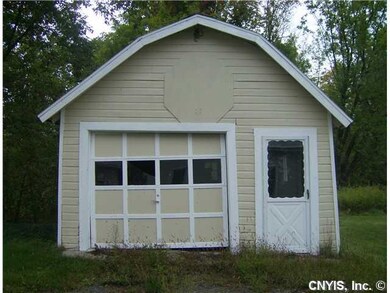 Parking Lot/Garage Detached garage in back of hous