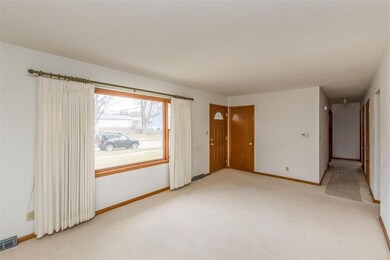 102 32nd St NW, Cedar Rapids, IA 52405 - photo 4