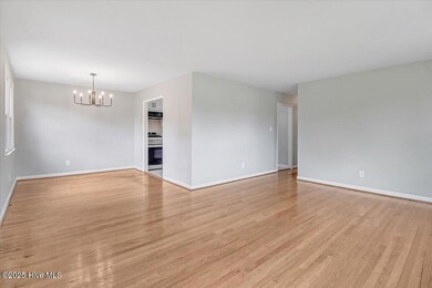 11-1313 Robin St-11