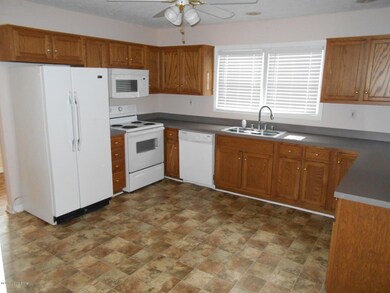 8303 Smyrna Pkwy, Louisville, KY 40228 - photo 5