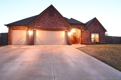 Stately full brick home on culdesac in Owasso.