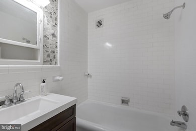 1324 00 Locust St unit 1402, Philadelphia, PA 19107 - photo 7