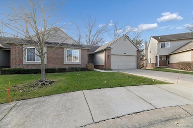 2607 S Moonglow Ct unit 35, Hartland, MI 48353 - photo 6