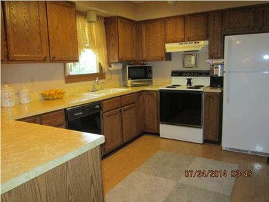 Great kitchen, lots of cabinets and breakfast bar