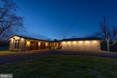 6469 Groveland Rd, Pipersville, PA 18947 - photo 4