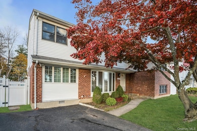 22 Schuyler Dr, ComMacK, NY 11725 - photo 2