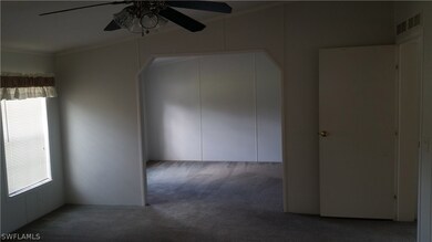 Masterbedroom suite has extra sitting room or offi