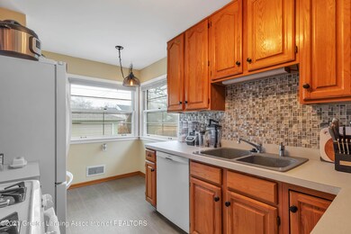 2311 Chatham Rd, Lansing, MI 48910 - photo 5