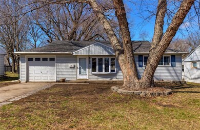 6106 SW 15th St, Des Moines, IA 50315 - photo 2