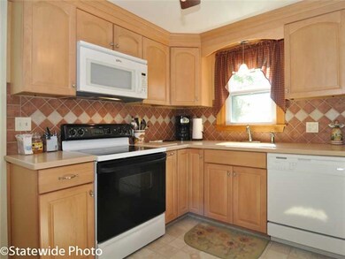 136 Palace Ave, Warwick, RI 02886 - photo 5