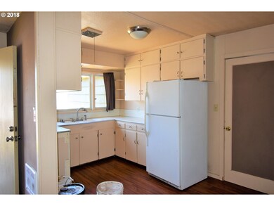 910 E 13th St, the Dalles, OR 97058 - photo 5