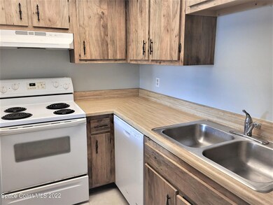 407 Kitchen range, dishwasher, and sink