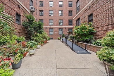 109 Seaman Ave unit 4C, New York, NY 10034 - photo 2