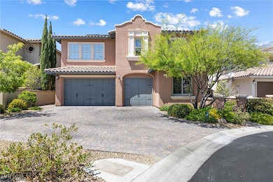 Mediterranean / spanish house with decorative driv