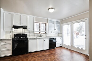 Extra-ordinary Kitchen flaunts an abundance of cab