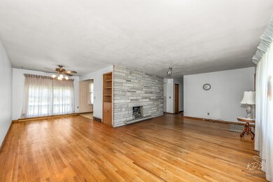 1012 W New York St, Aurora, IL 60506 - photo 5
