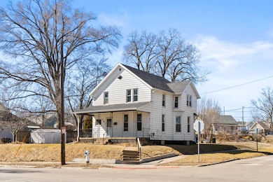 701 w 8th st-002
