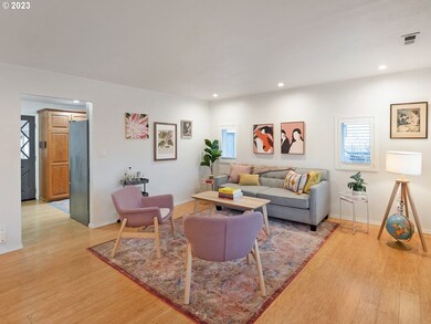 Living Room/Entrance