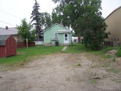 1015 back yard<|><|>