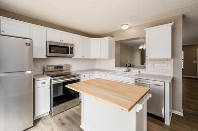 Kitchen w/moveable Island
