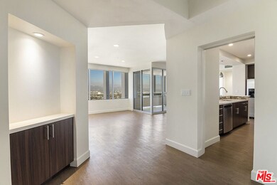 5670 Wilshire Blvd unit PH3, Los Angeles, CA 90036 - photo 2
