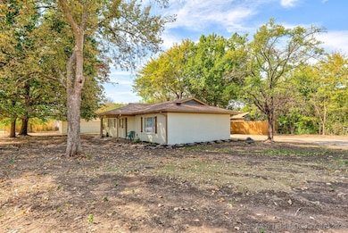 1719 SE Hilltop Dr, Bartlesville, OK 74006 - photo 2