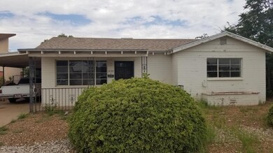 1422 10th front yard