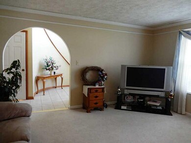 Living Room. Living room with crown molding and ne
