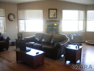 Large living room w/hardwood flooring and 9' ceili
