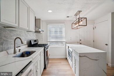 1925 Dutch Village Dr unit I-242, Hyattsville, MD 20785 - photo 5