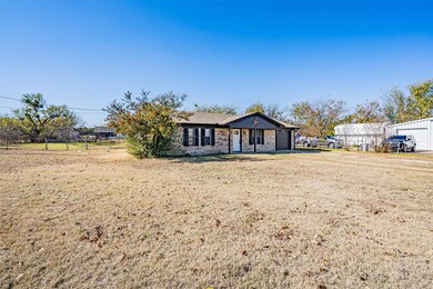 2015 Wood Ct, Granbury, TX 76048 - photo 4