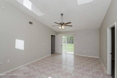 003-photo-living-room-11676159