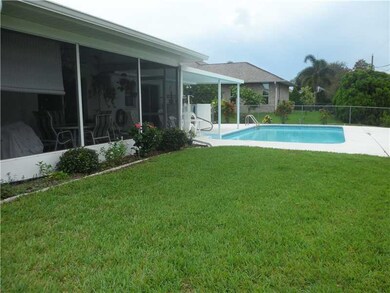 Swimming Pool/Hot Tub/Sauna. Large, sparkling pool