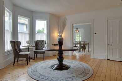 Living room (center parlor)