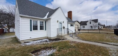 504 E Benton St, Wapakoneta, OH 45895 - photo 2