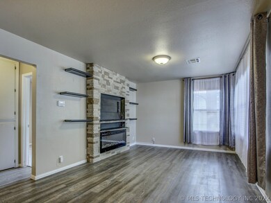 813 S Russell St, Skiatook, OK 74070 - photo 3