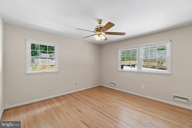 9126 Santayana Dr, Fairfax, VA 22031 - photo 7