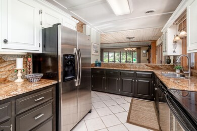 Kitchen w/ peninsula seating